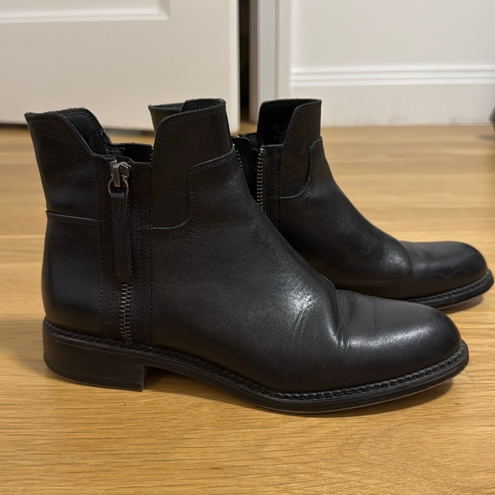 Franco Sarto Ankle Boots
Black Leather
Size 7 / 37
